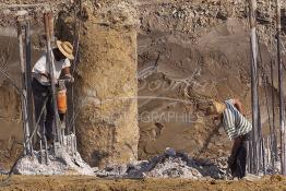 Image du Maroc Professionnelle de  Les ouvriers préparent les fondations d'un ouvrage d'art qui surplombera la route Nationale N° 1 dans le but du prolongement de l'autoroute A1: Sidi El Yamani - Asilah, Dimanche 9 septembre 2001. (Photo / Abdeljalil Bounhar) 